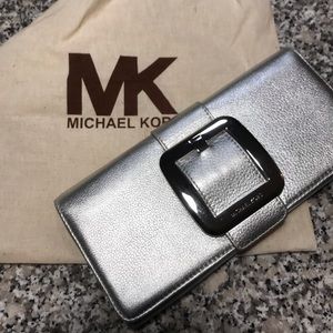 🎄🎁 Michael Kors Clutch